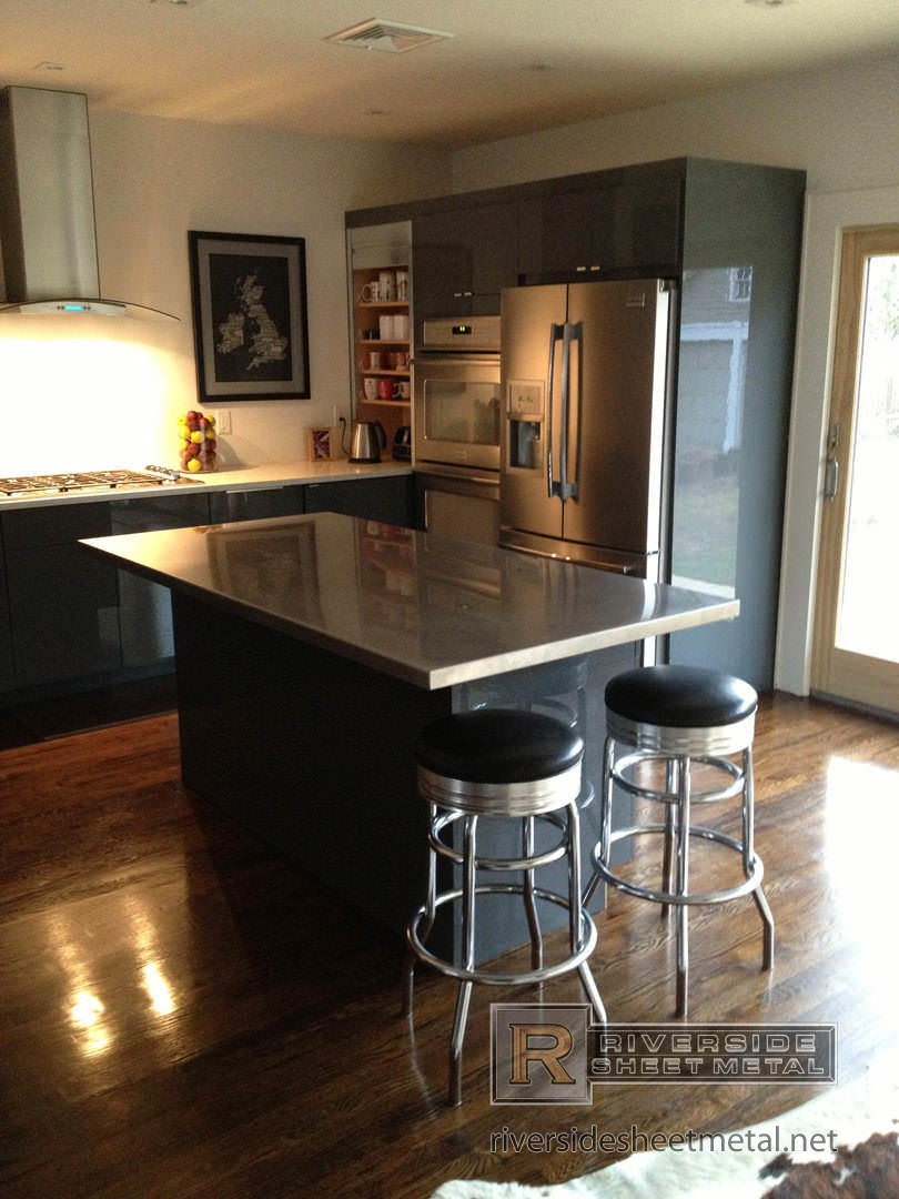 https://www.riversidesheetmetal.net/counter-tops/stainless-steel/stainless-steel-satin-finish-island-counter-top-kitchen-installation-2_1080.jpg